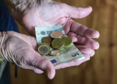 Latvijas iedzīvotāji neizpratnē - kāpēc pensija pēkšņi ir mazāka? Skaidro VSAA