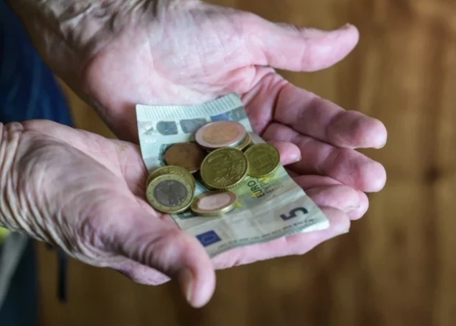 Latvijas iedzīvotāji neizpratnē - kāpēc pensija pēkšņi ir mazāka? Skaidro VSAA