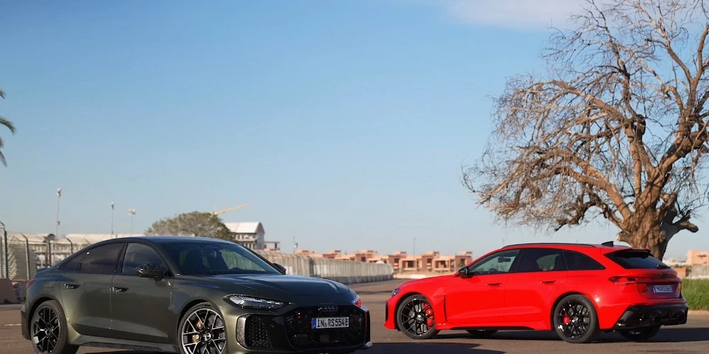 Tas ir pirmais RS modelis, kurā jau tā jaudīgs benzīna dzinējs apvienots ar lādējamā hibrīda sistēmu.