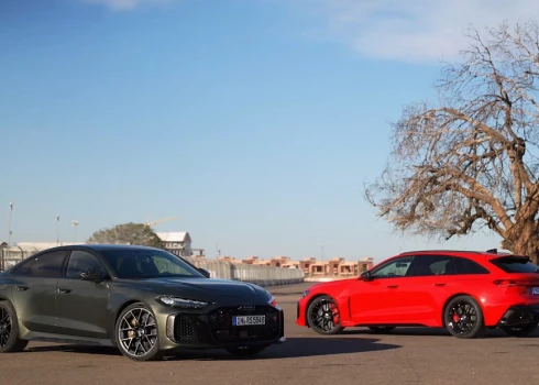 Tas ir pirmais RS modelis, kurā jau tā jaudīgs benzīna dzinējs apvienots ar lādējamā hibrīda sistēmu.