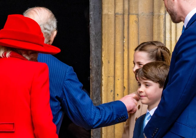 Opis ar pirkstu draudzīgi piebikstīja arī mazmeitai Šarlotei pirms ieiešanas baznīcā.