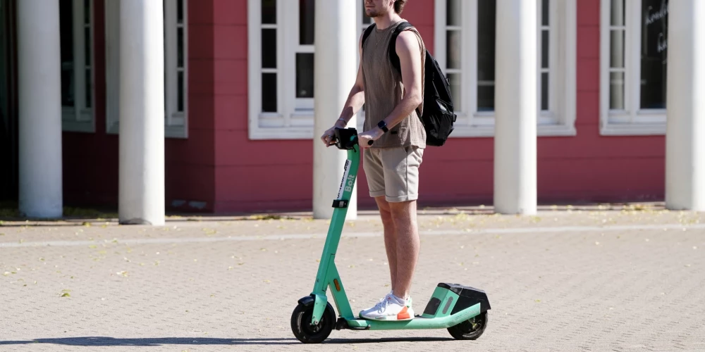 С потеплением в Латвии вновь возрастает риск аварий на средствах микромобильности, предупреждают страховщики.