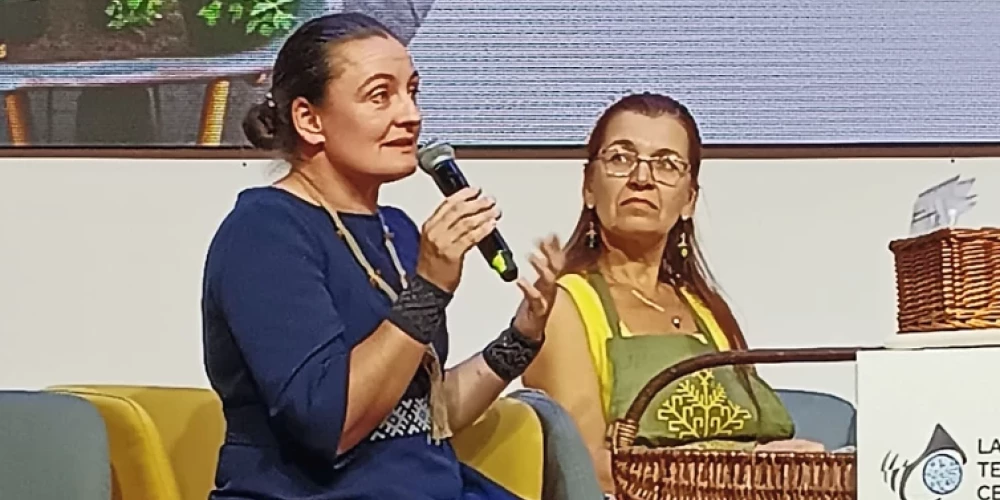 “Permanents nozīmē pastāvīgs. Latvijā pirms kolektivizācijas un industrializācijas cilvēki vienā saimniecībā dzīvoja gadu desmitiem un simtiem. Saimniecību no paaudzes paaudzē mantoja bērni, un tās bija visu kopīgas pūles, lai tā kļūtu aizvien bagātāka un auglīgāka. Šī doma saskan ar permakultūras filozofiju – mēs necenšamies plesties plašumā un nemēģinām dzīvot uz citu rēķina. Tā vietā, sadarbojoties ar dabu, mēģinām radīt vidi, ekosistēmu, kas kļūst aizvien auglīgāka,” stāsta Ilze Mežniece.