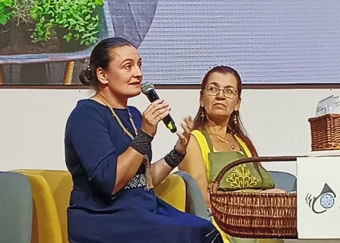 “Permanents nozīmē pastāvīgs. Latvijā pirms kolektivizācijas un industrializācijas cilvēki vienā saimniecībā dzīvoja gadu desmitiem un simtiem. Saimniecību no paaudzes paaudzē mantoja bērni, un tās bija visu kopīgas pūles, lai tā kļūtu aizvien bagātāka un auglīgāka. Šī doma saskan ar permakultūras filozofiju – mēs necenšamies plesties plašumā un nemēģinām dzīvot uz citu rēķina. Tā vietā, sadarbojoties ar dabu, mēģinām radīt vidi, ekosistēmu, kas kļūst aizvien auglīgāka,” stāsta Ilze Mežniece.