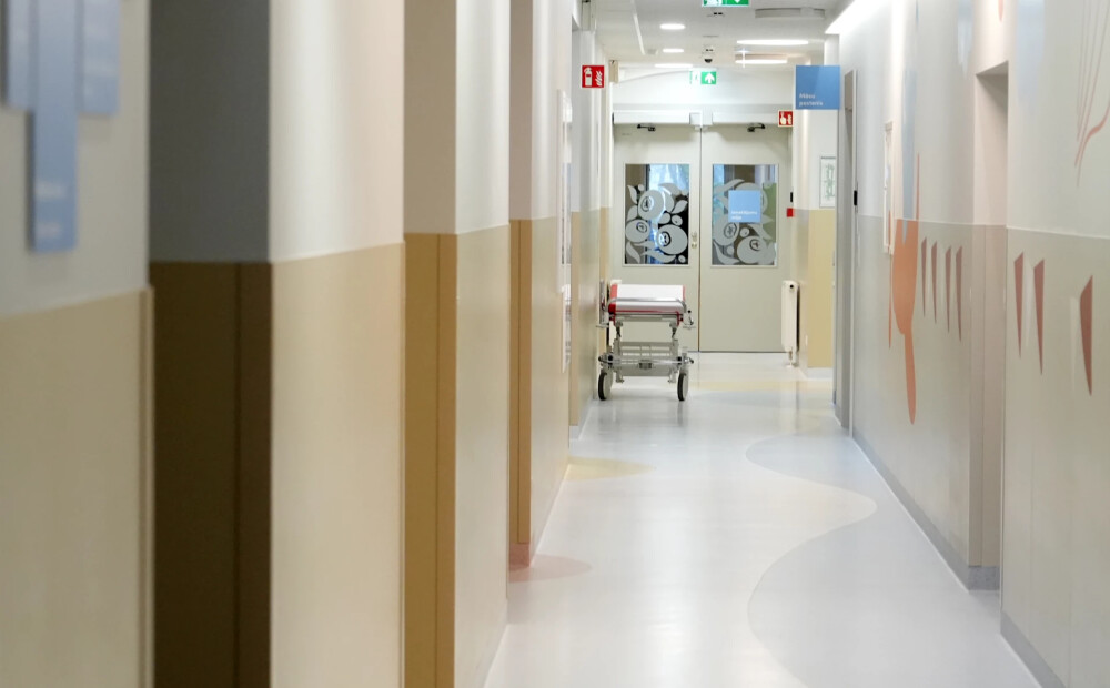Kļūda, kas maksāja bērna dzīvību: lūdz sākt kriminālvajāšanu pret mediķi, kurš slimnīcā sajauca medikamentus