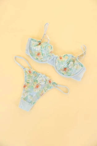 Сниженная цена - это возможность поэкспериментировать и выбрать что-то более женственное и романтичное.