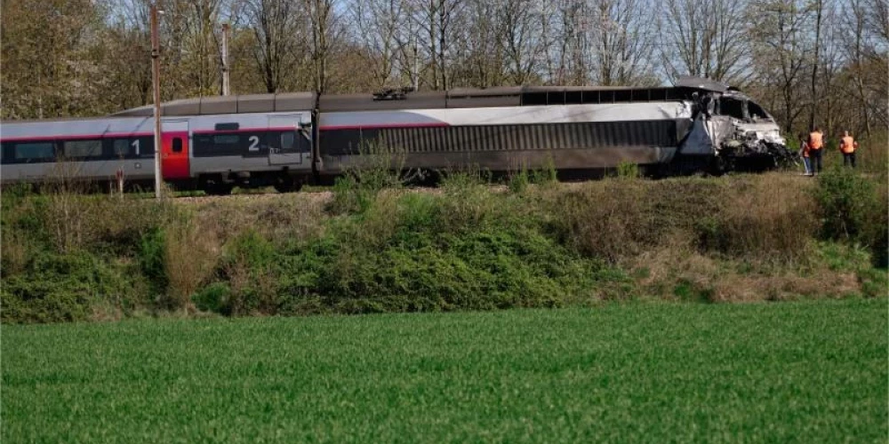 Francijā notikusi vilciena sadursme ar kravas automašīnu.