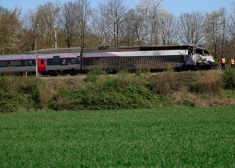 Baisa avārija ceļā uz Parīzi: vilciens ar 250 pasažieriem noskrien no sliedēm; ir bojāgājušais un daudz ievainoto