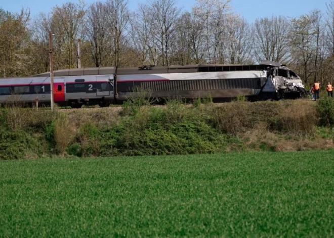 Baisa avārija ceļā uz Parīzi: vilciens ar 250 pasažieriem noskrien no sliedēm; ir bojāgājušais un daudz ievainoto
