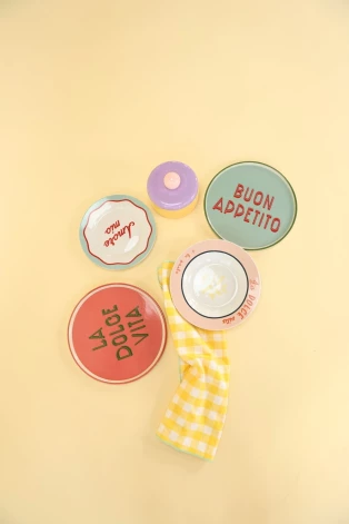 Красивая посуда мгновенно создаёт особую атмосферу или, как в этом случае, переносит в путешествие по Италии. 