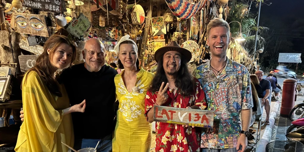 Ceļošanas šovā "Četri uz koferiem" uz eksotisko Singapūru un krāšņo Taizemi nesen devās spilgta un temperamentīga kompānija – dziedātāja Marija Naumova, pavārs Elmārs Tannis, mūziķis Jānis Pētersons un grima māksliniece un raidījumu vadītāja Dita Grauda.