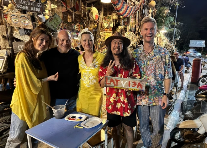 Ceļošanas šovā "Četri uz koferiem" uz eksotisko Singapūru un krāšņo Taizemi nesen devās spilgta un temperamentīga kompānija – dziedātāja Marija Naumova, pavārs Elmārs Tannis, mūziķis Jānis Pētersons un grima māksliniece un raidījumu vadītāja Dita Grauda.