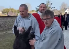 Skaistkalnes baznīcas priesteris Andrejs Mediņš jāj uz ēzeļa (ekrānuzņēmums no video)