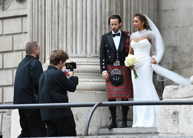 2025. gada 5. jūlijā Svētā Pāvila katedrālē Londonā “Spice Girls” dalībniece Mela B apprecējās ar slavenību frizieri Roriju Makfī.