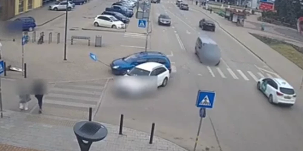 Zilās automašīnas vadītājs veica bīstamu manevru un pārrēķinājās (ekrānuzņēmums no video)