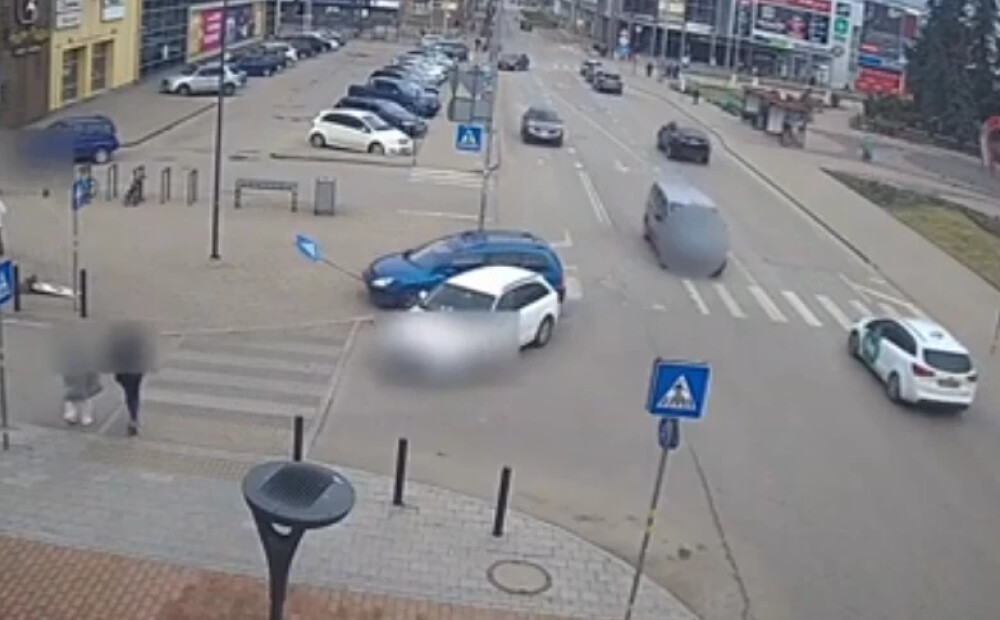 Daugavpilī policistu acu priekšā bezkaunīgs autovadītājs sabuktē citu auto un notriec ceļa zīmi. VIDEO