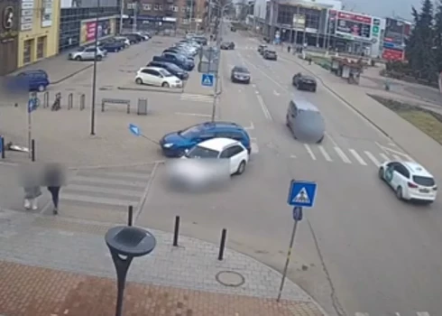 Zilās automašīnas vadītājs veica bīstamu manevru un pārrēķinājās (ekrānuzņēmums no video)