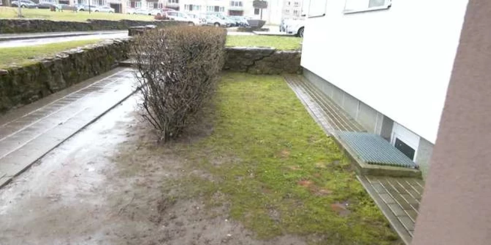 Утром под окнами многоэтажки в Иецаве нашли тело женщины.