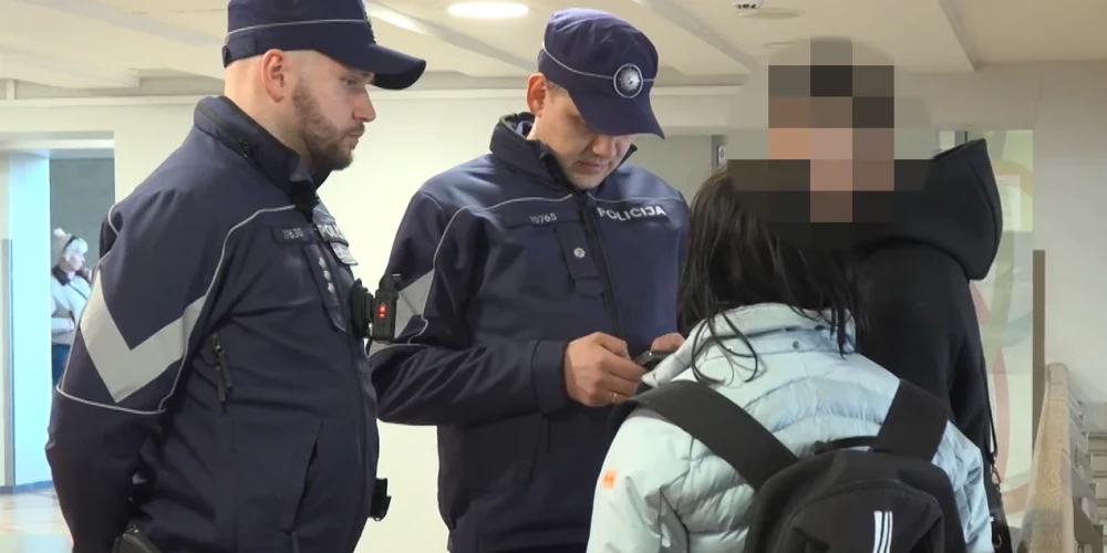Policisti pārbauda dokumentus Centrālajā dzelzceļa stacijā (ekrānuzņēmums no video)