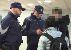 Policisti patrulē Rīgas Centrālajā stacijā, cīnoties ar narkomāniem un citiem krimināliem personāžiem