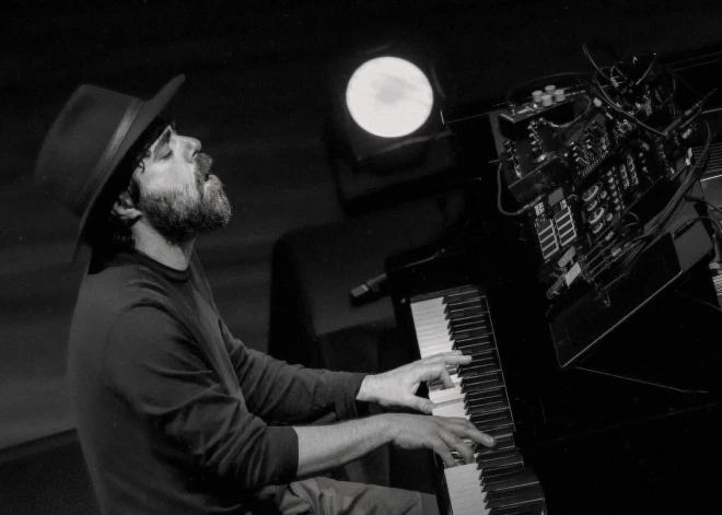 Slavenais komponists, pianists un multiinstrumentālists Federiko Albanēze uzburs maģiju koncertzālē “Cēsis”