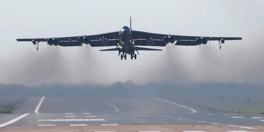 "B-52 Stratofortress" bumbvedējs paceļas no Fērfordas bāzes