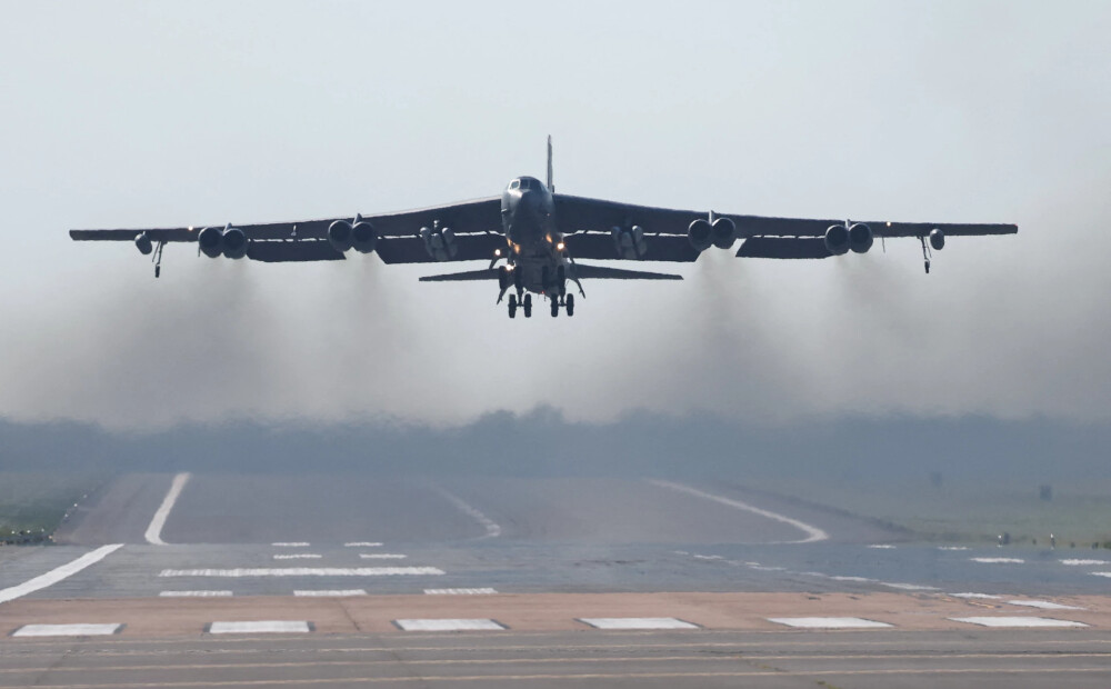 Soctīklos vēsta par B-52 bumbvedēju pacelšanos, tuvojoties Trampa ultimāta termiņa beigām