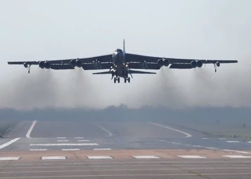 "B-52 Stratofortress" bumbvedējs paceļas no Fērfordas bāzes