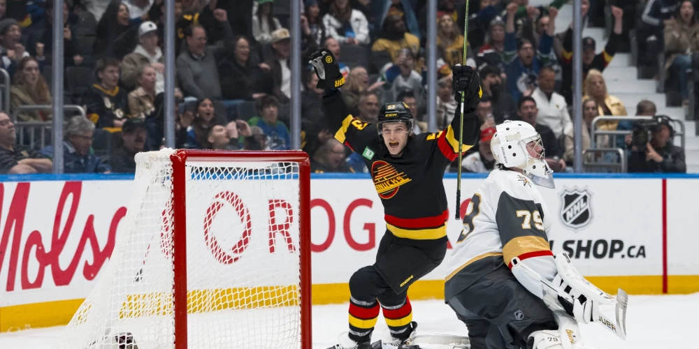 Teodors Bļugers atzīmē "Canucks" gūtos vārtus pret savu bijušo komandu.