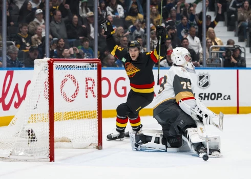 Teodors Bļugers atzīmē "Canucks" gūtos vārtus pret savu bijušo komandu.