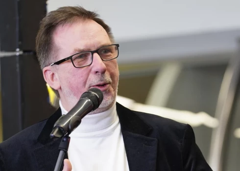 Cik bieži jūs kafejnīcā pie blakus galdiņa esat redzējuši jautru kompāniju ratiņkrēslos? Visticamāk, nekad. Un tas nav tāpēc, ka šiem cilvēkiem nav naudas vai nekad nav jautri. Viņi kafejnīcā nevar iekļūt, tajā nav tualetes ar atbilstošu aprīkojumu, bet galdi ir pārāk augsti. Tā kafejnīca zaudē klientus, bet par to nesatraucas, jo vienkārši neredz savus potenciālos klientus. (Foto: publicitātes)