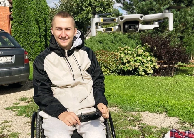 Savā pieredzē dalās arī Elvis Kurpnieks: “Iepriekš strādāju lauksaimniecības nozarē, bet tagad esmu aģents ģimenes izveidotā ceļojumu aģentūrā. Pēc traumas nesapratu, ko es turpmāk varētu darīt, jo pirms tam vairāk biju strādājis fiziski. Hobija līmenī sāku nodarboties ar video montāžu, tad man piedāvāja pamācīties šo darbiņu, un man patika. Tagad esmu ceļojumu aģents un paralēli arī filmēju video par sevi sociālajiem tīkliem.”