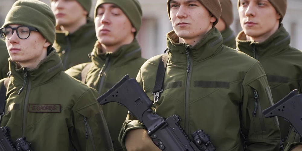 Valsts aizsardzības dienestam var pieteikties jaunieši vecumā no 18 - 27 gadiem.