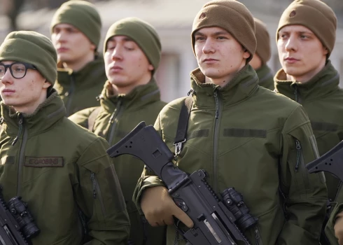 Valsts aizsardzības dienestam var pieteikties jaunieši vecumā no 18 - 27 gadiem.