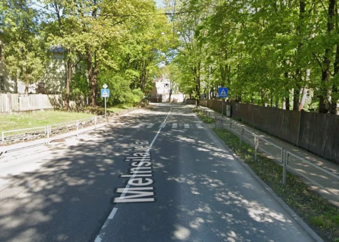 Melnsila ielā uz gājēju pārejas notriec cilvēku un pamet uz ceļa; aicina atsaukties aculieciniekus