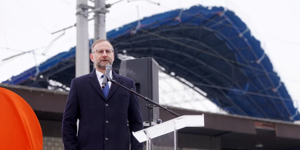 Saprotams, ka jebkuram, kurš dzīvē ir redzējis karti ar Latvijas dzelzceļa sliežu dzīslām un kaut aptuveni zina, kurp tās ved un kurp – neved, radīsies jautājumi.