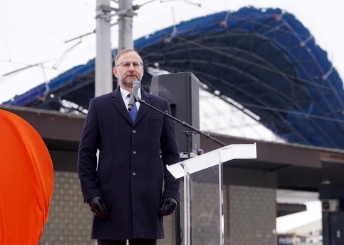 Saprotams, ka jebkuram, kurš dzīvē ir redzējis karti ar Latvijas dzelzceļa sliežu dzīslām un kaut aptuveni zina, kurp tās ved un kurp – neved, radīsies jautājumi.