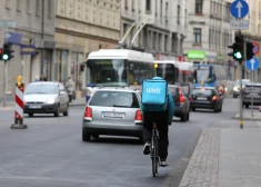 "Ты отдаешь им своих клиентов": латвийский ресторатор о скрытой стороне сотрудничества с доставщиками еды