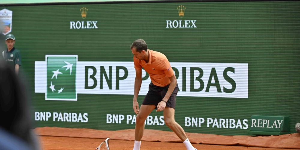 Daņiils Medvedevs netaupīja tenisa raketes. 