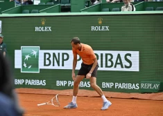 Itāļu tenisists Berretīni sagrauj krievu Medvedevu, kurš savas dusmas izliek uz tenisa raketēm