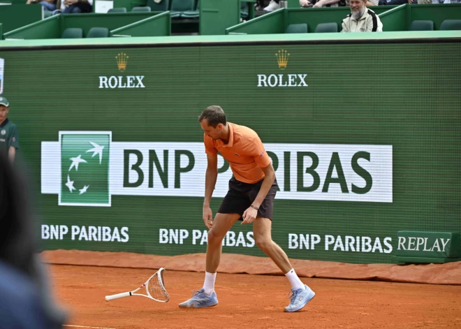 Itāļu tenisists Berretīni sagrauj krievu Medvedevu, kurš savas dusmas izliek uz tenisa raketēm