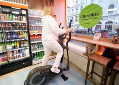 ФОТО: такого в Латвии еще не было! В центре Риги открыли "движущийся" Narvesen