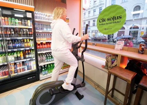 SIA "Reiten Convenience Latvia" valdes priekšsēdētāja Dace Dovidena piedalās Latvijā pirmā kustīgā veikala "Narvesen" atklāšanā.