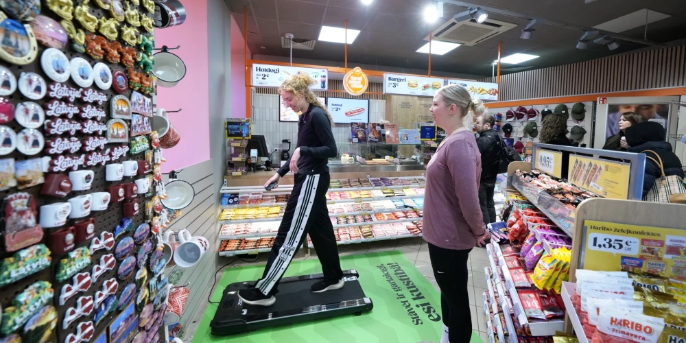 В Риге открылся первый в Латвии «движущийся магазин», созданный Narvesen.