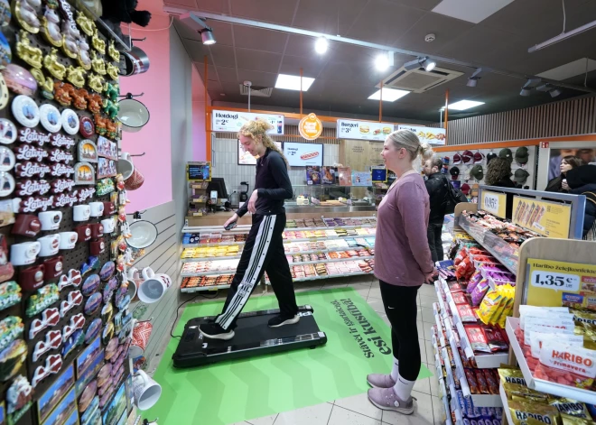 В Риге открылся первый в Латвии «движущийся магазин», созданный Narvesen. 