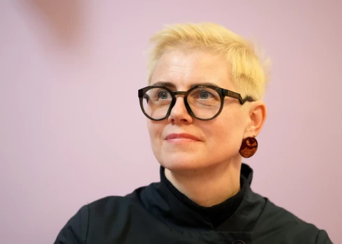 Jūrmalas Valsts ģimnāzijas direktore Ieva Taranda piedalās pilotprojekta "Bezmaksas higiēnas preces meitenēm Latvijas skolās" diskusijā Rīgas Valsts 3. ģimnāzijā.