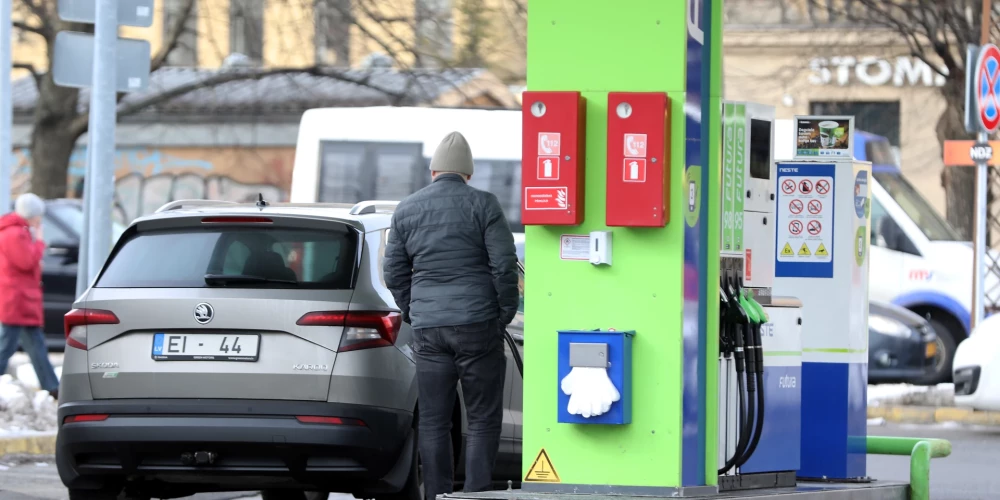 Naftas cenām straujš kritums. 