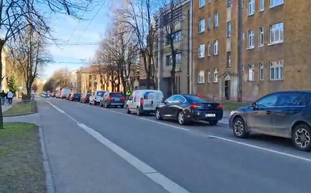 Ņem vērā! Šajās vietās šobrīd ir apgrūtināta satiksme. Teksts papildināts