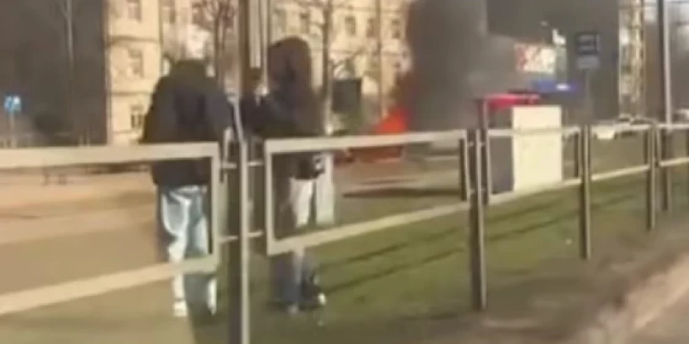 Šodien Latgales ielā, netālu no Dienvidu tilta, aizdegās Mini Cooper.