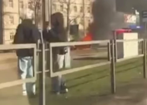 Šodien Latgales ielā, netālu no Dienvidu tilta, aizdegās Mini Cooper.